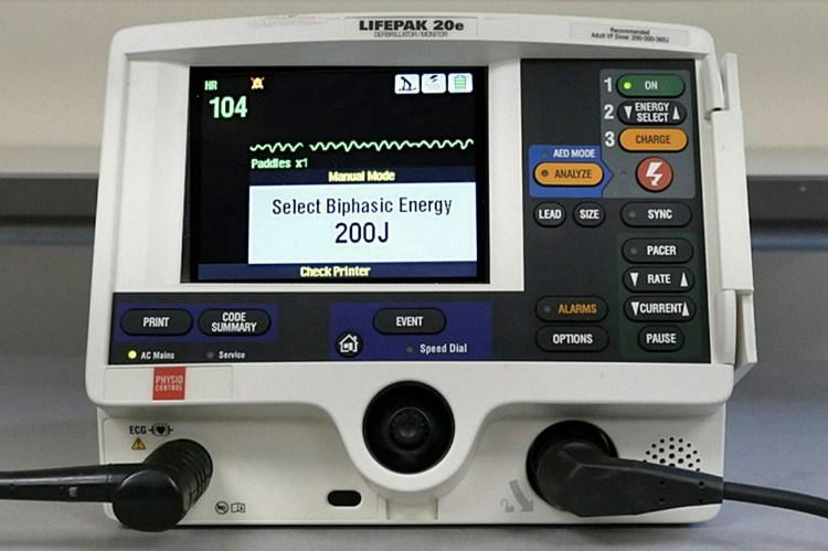 A Lifepak 20e defibrillator