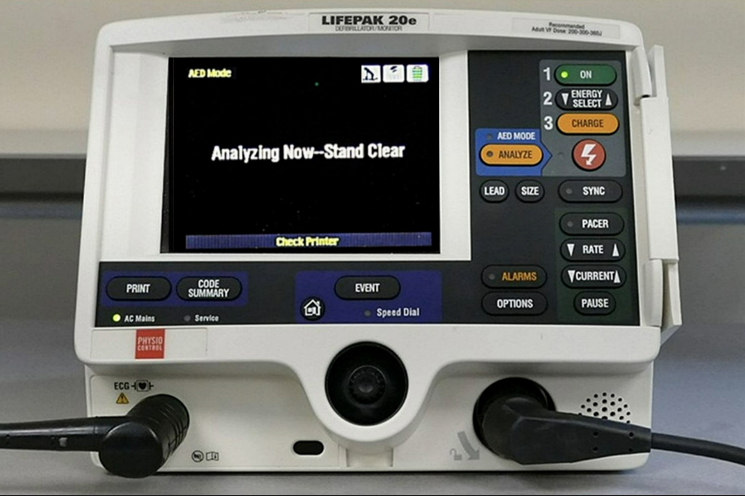 A Lifepak 20e defibrillator monitor