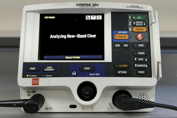 A Lifepak 20e defibrillator monitor