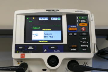 A Lifepak 20e defibrillator monitor